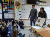 Papás de Clara Hahn del 3º AN visitaron al curso para presentarles un ejemplar genuino de la gran obra El Quijote de la Mancha