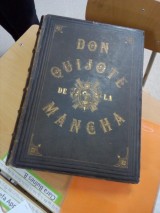 Papás del 3º AN presentan un ejemplar genuino del libro Don Quijote de la Mancha
